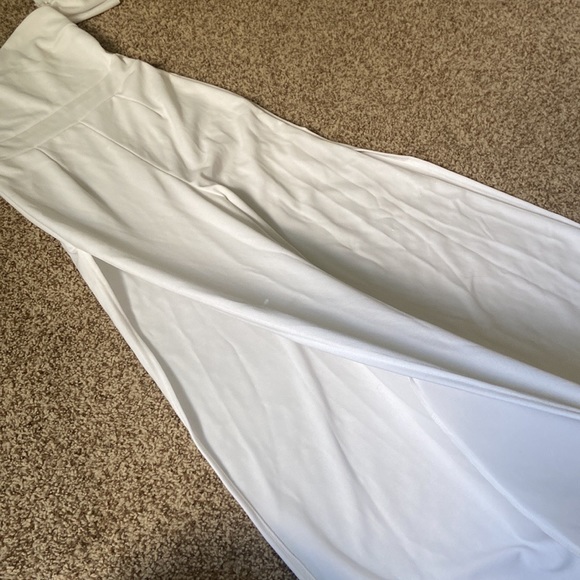 White boohoo, off the shoulder-jumpsuit, size women’s 6 - Picture 3 of 4